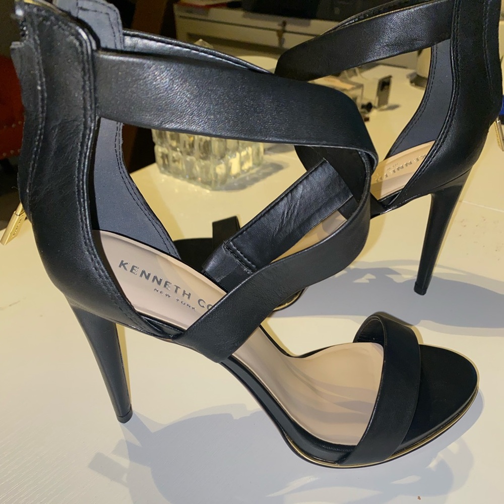 Kenneth Cole Brooke Cross sandal